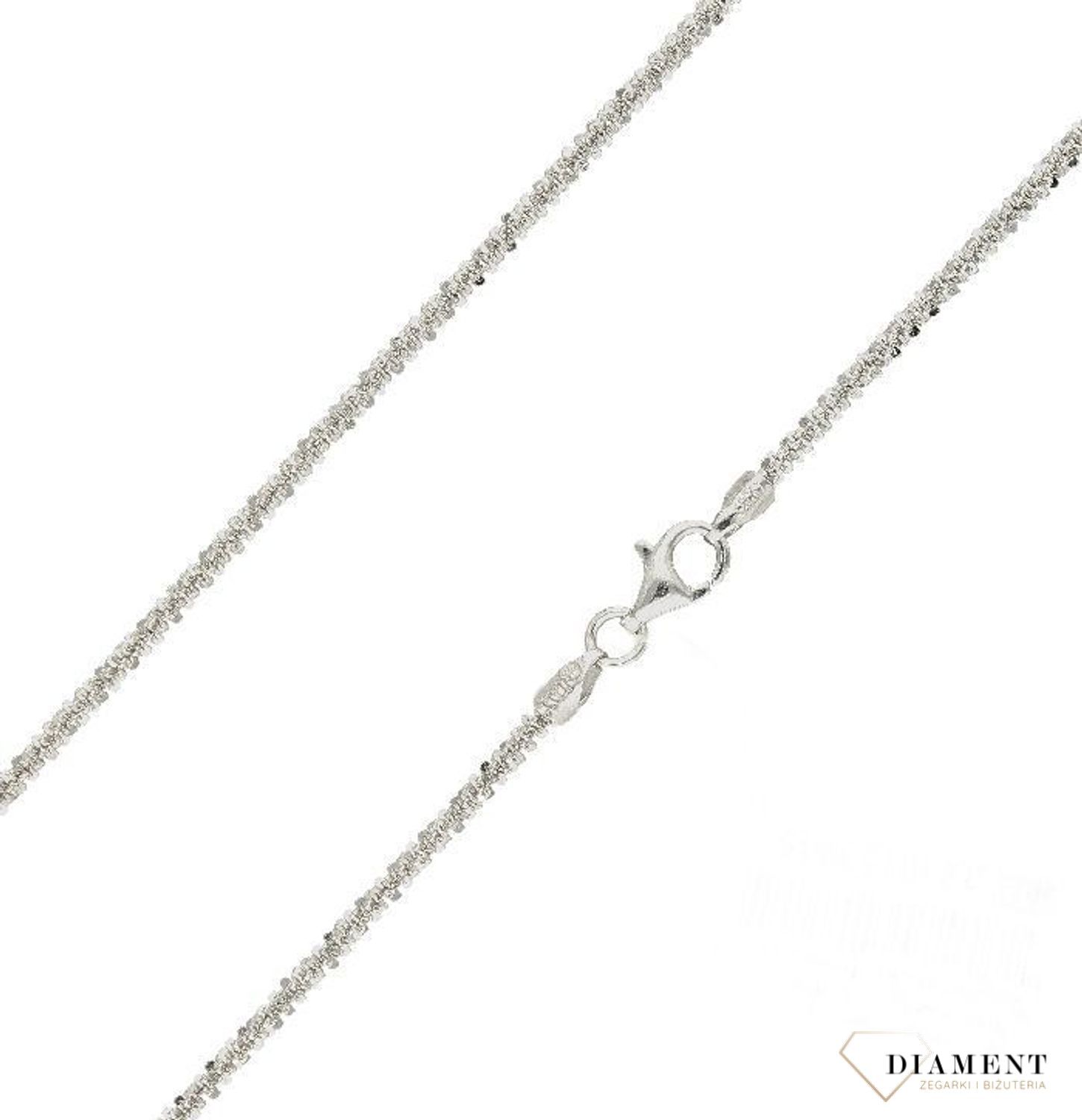 Srebrny łańcuszek o ozdobnym błyszczącym splocie 2 mm DIA-NSZ-6014-925. Efektowny splot, który przez swoją uniwersalną strukturę jest idealną bazą do rozmaitych wisiorków oraz dodatków. W ofercie naszego sklepu znajdziesz id.jpg